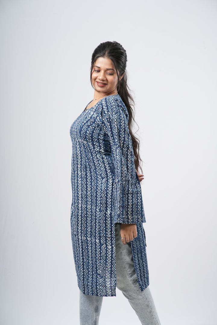Women's Indigo Blue Vertical Geometric Cotton Long Kurti