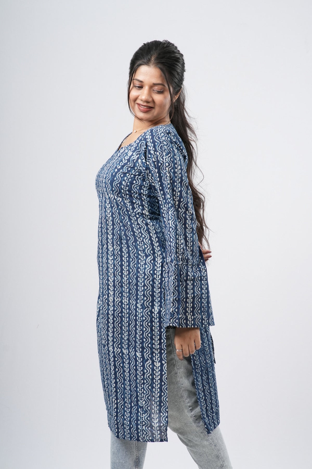Women's Indigo Blue Vertical Geometric Cotton Long Kurti